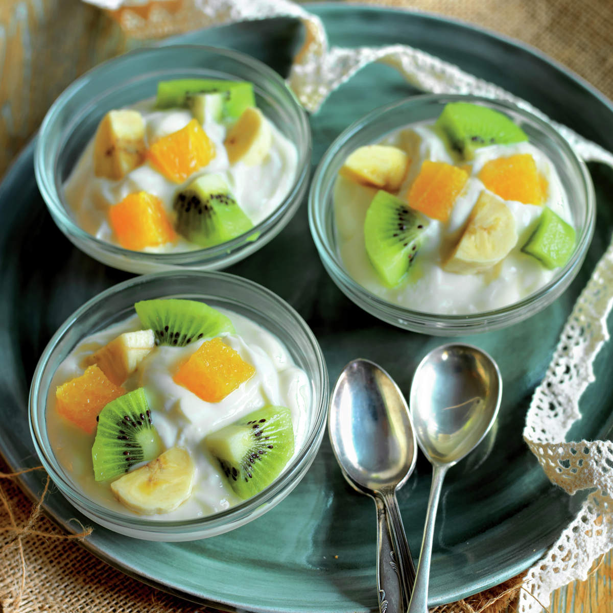 Crema de yogur y queso con frutas