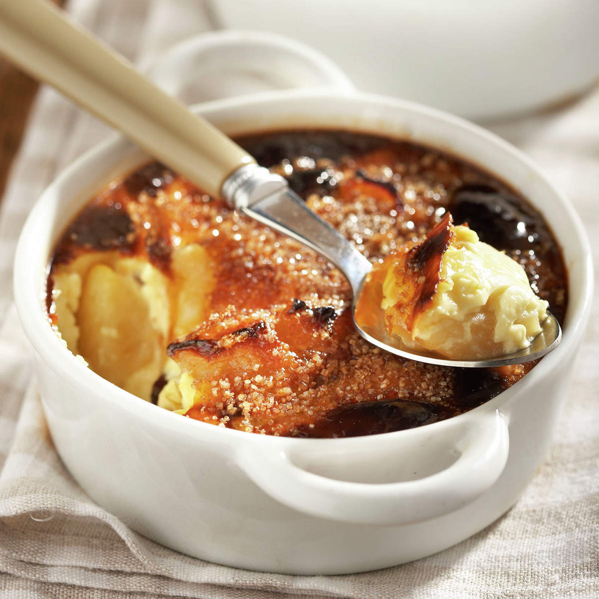 Crema quemada de manzanas y pasas