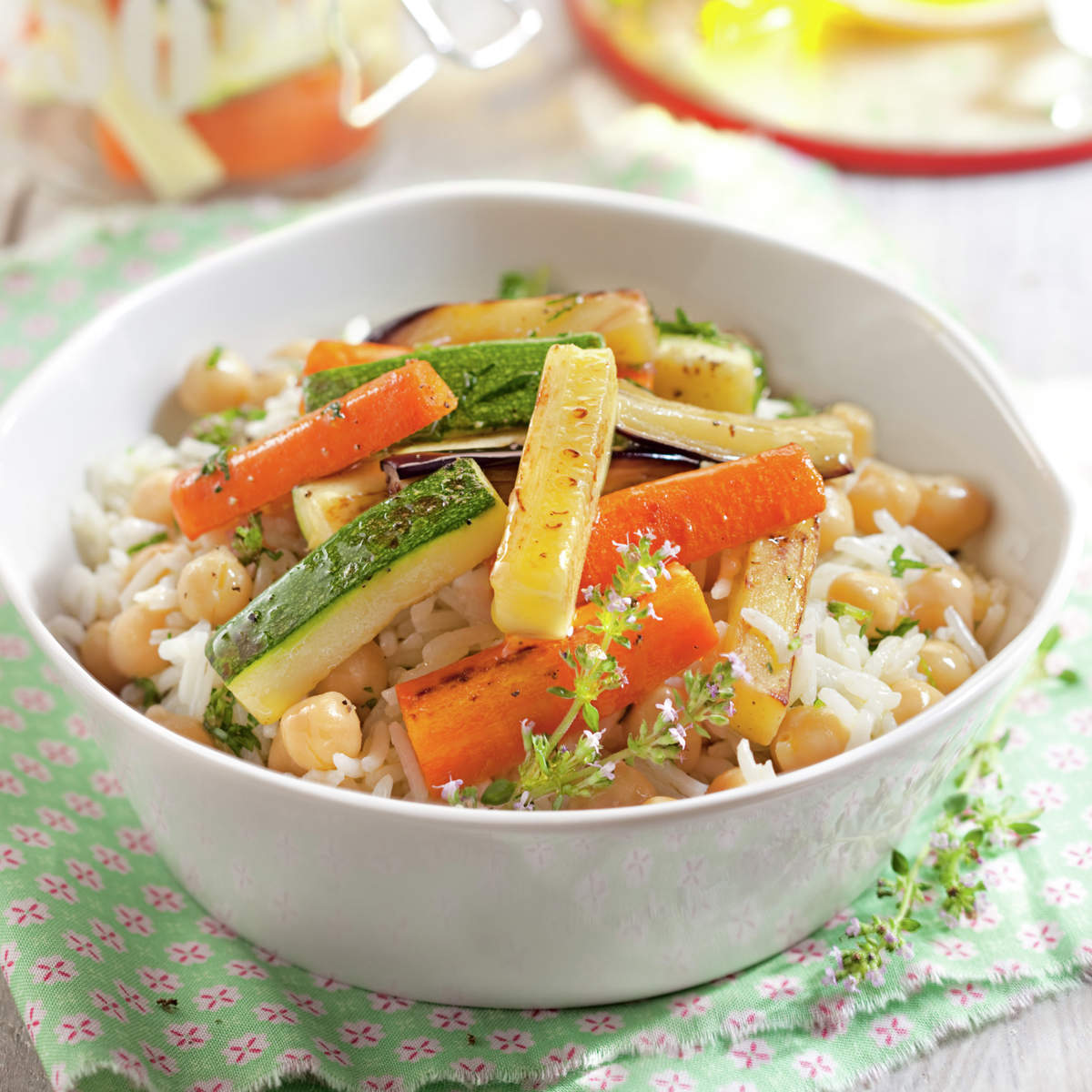 Ensalada de verduras y garbanzos con arroz