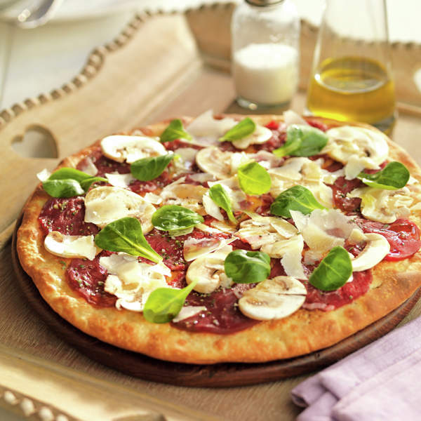 Pizza gourmet de champiñones, carpaccio de ternera y parmesano
