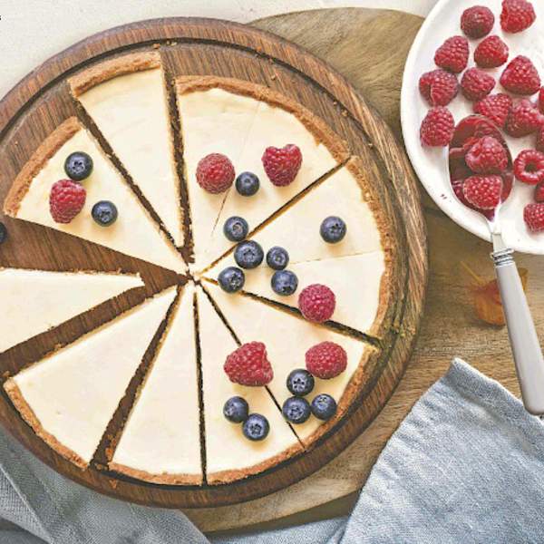 Tartaleta de galletas con queso crema, frambuesas y arándanos, la versión finita del cheesecake sin horno