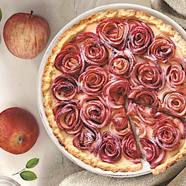 El postre que causará sensación en tu mesa: tartaleta de flores, con crema pastelera y manzana