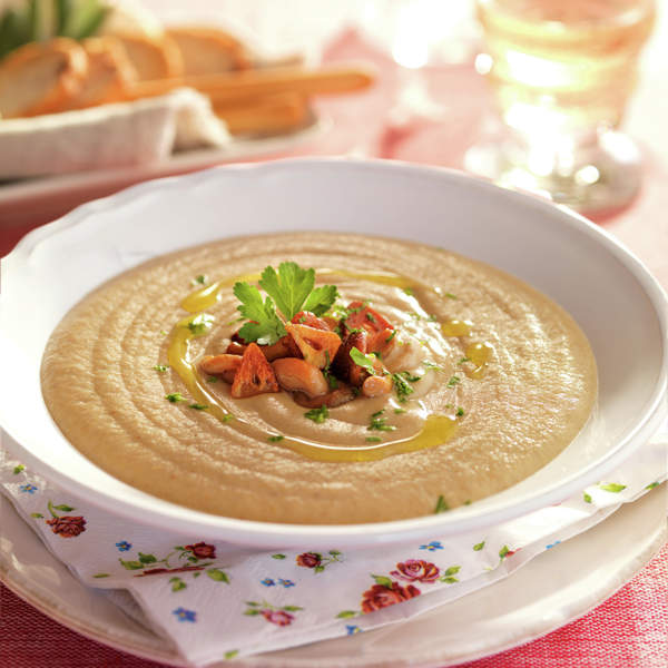 Crema de hongos con láminas crujientes de ajo