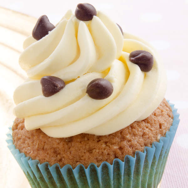 Cupcakes con copete de crema de queso y bolitas de chocolate