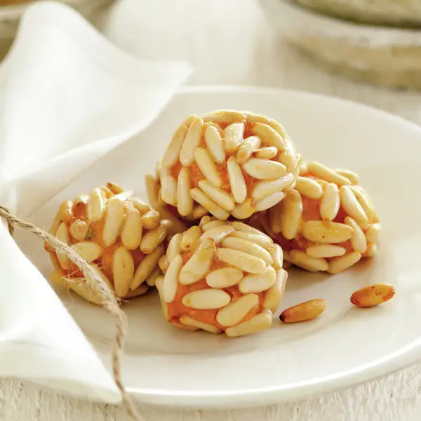 Panellets de piñones y almendra, hechos con boniato 