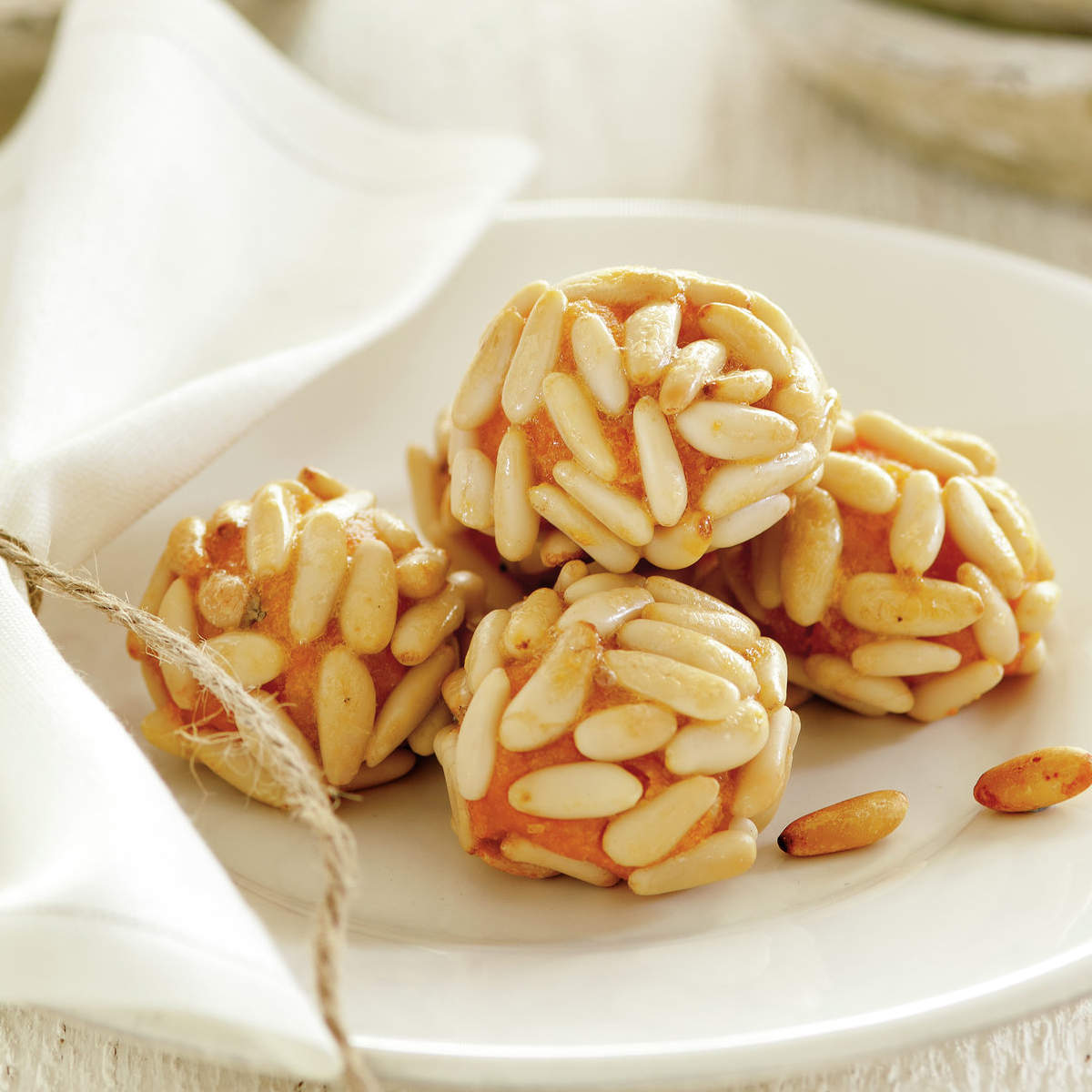 Panellets de almendra y piñones, hechos con boniato