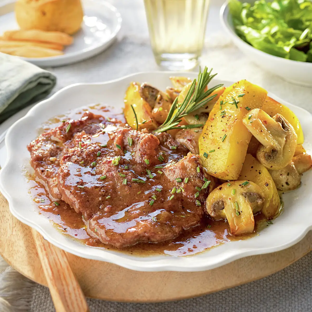 Filetes de ternera en salsa con guarnición