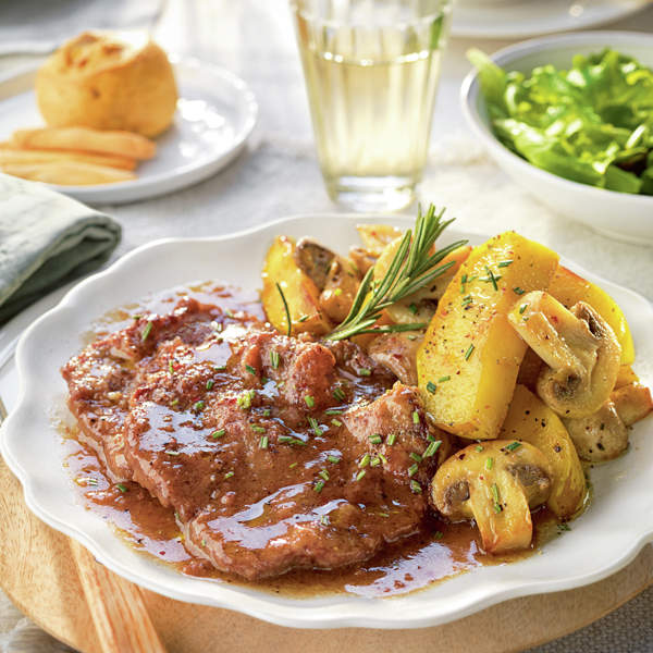 Filetes de ternera en salsa con guarnición de manzana y champiñones