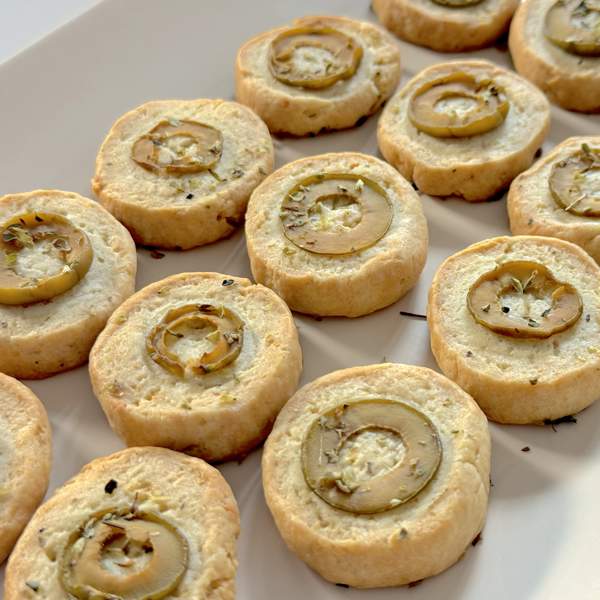 Adelántate a la Navidad y prepara este aperitivo del chef Enrique Sánchez: galletas saladas de queso parmesano y aceitunas