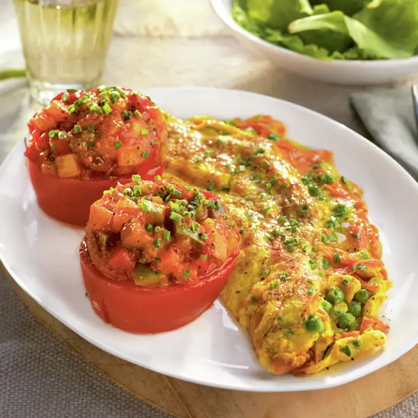 Tortilla de verduras con tomate asado relleno de pisto