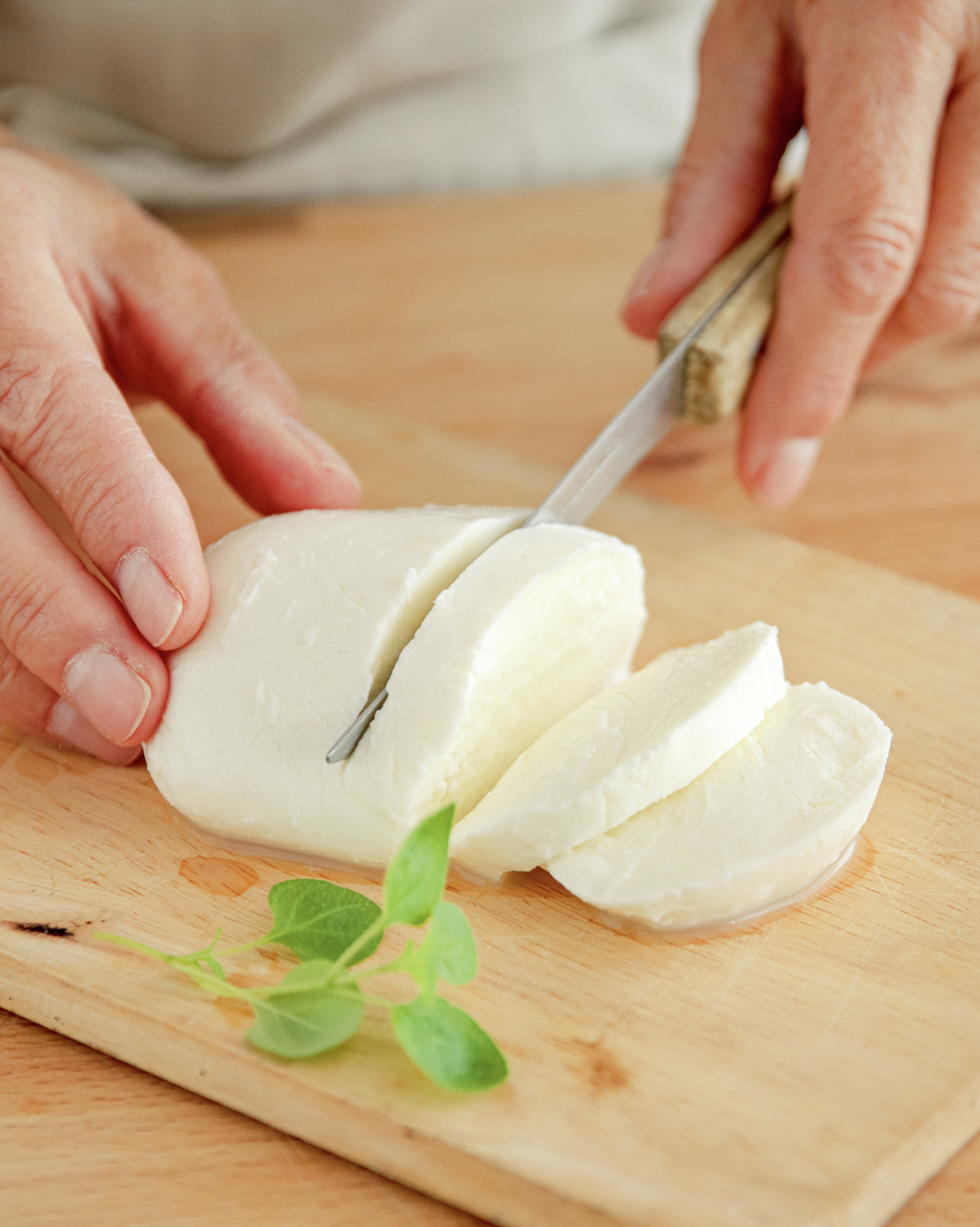 3. Corta la mozzarella