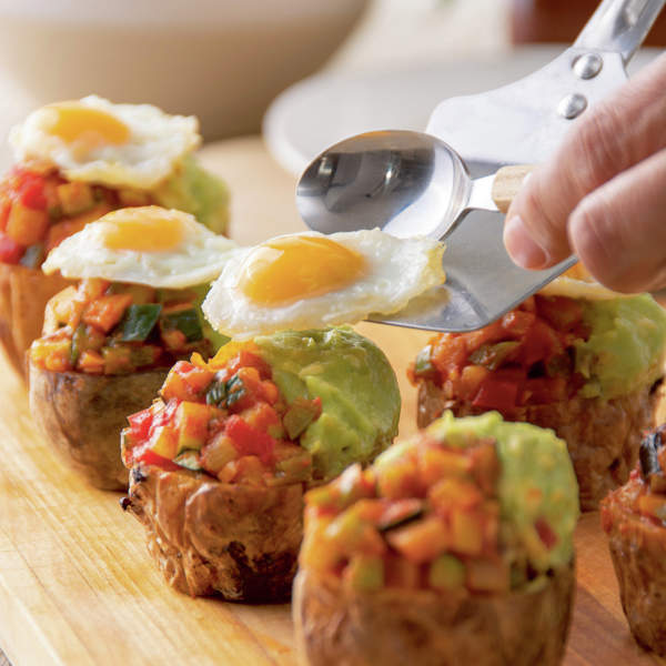 Patatas rellenas con pisto y huevo
