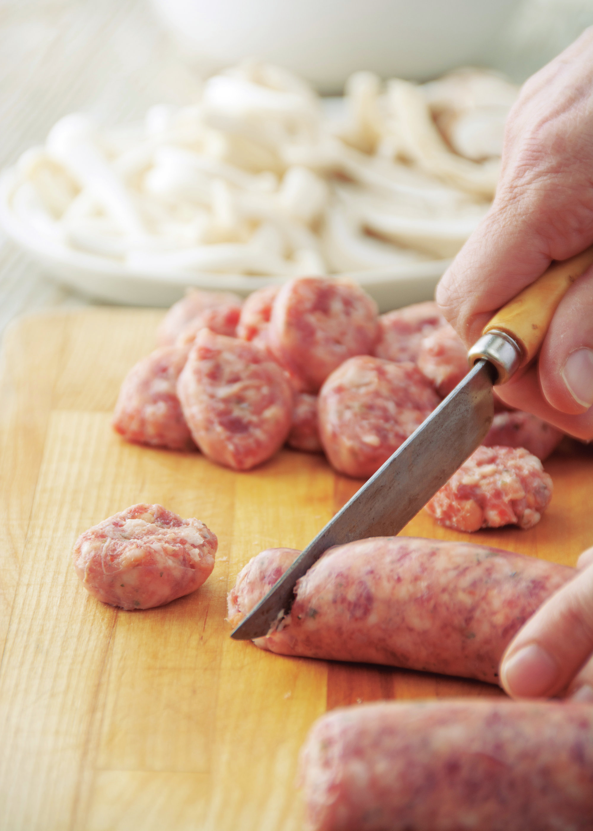 4. Corta las salchichas