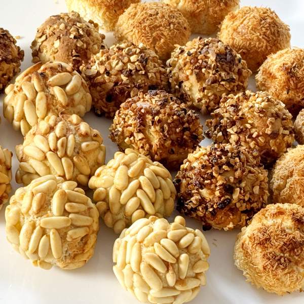 Panellets en 3 acabados: el dulce tradicional del 31 de octubre con piñones, almendra y coco