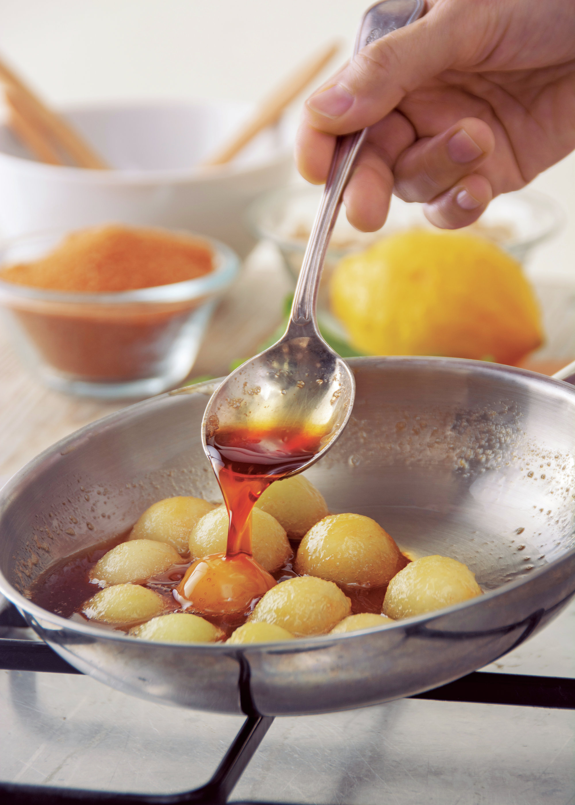 1. Carameliza las bolitas de melón