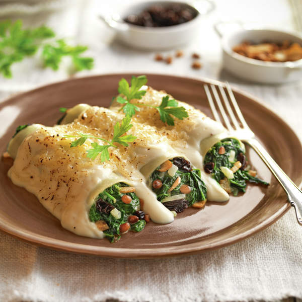 Canelones de espinacas, piñones y pasas