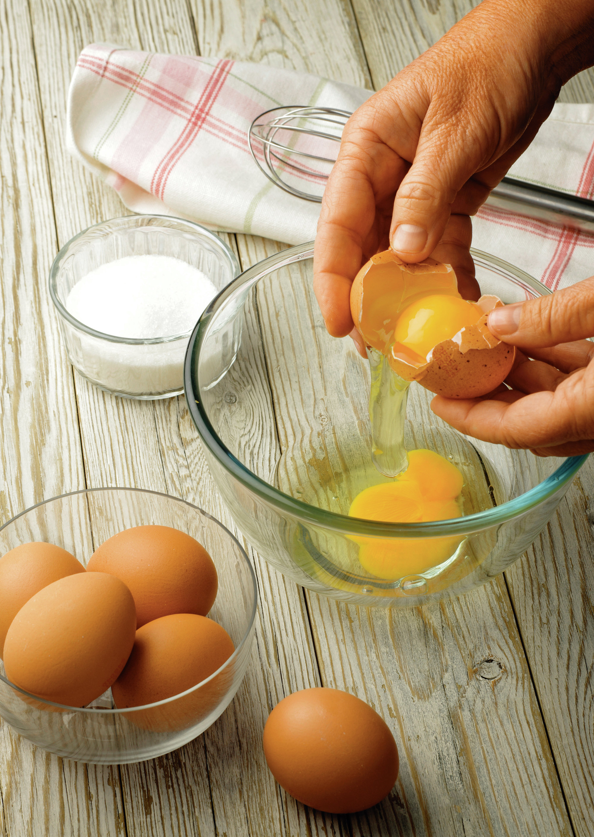 4. Bate los huevos