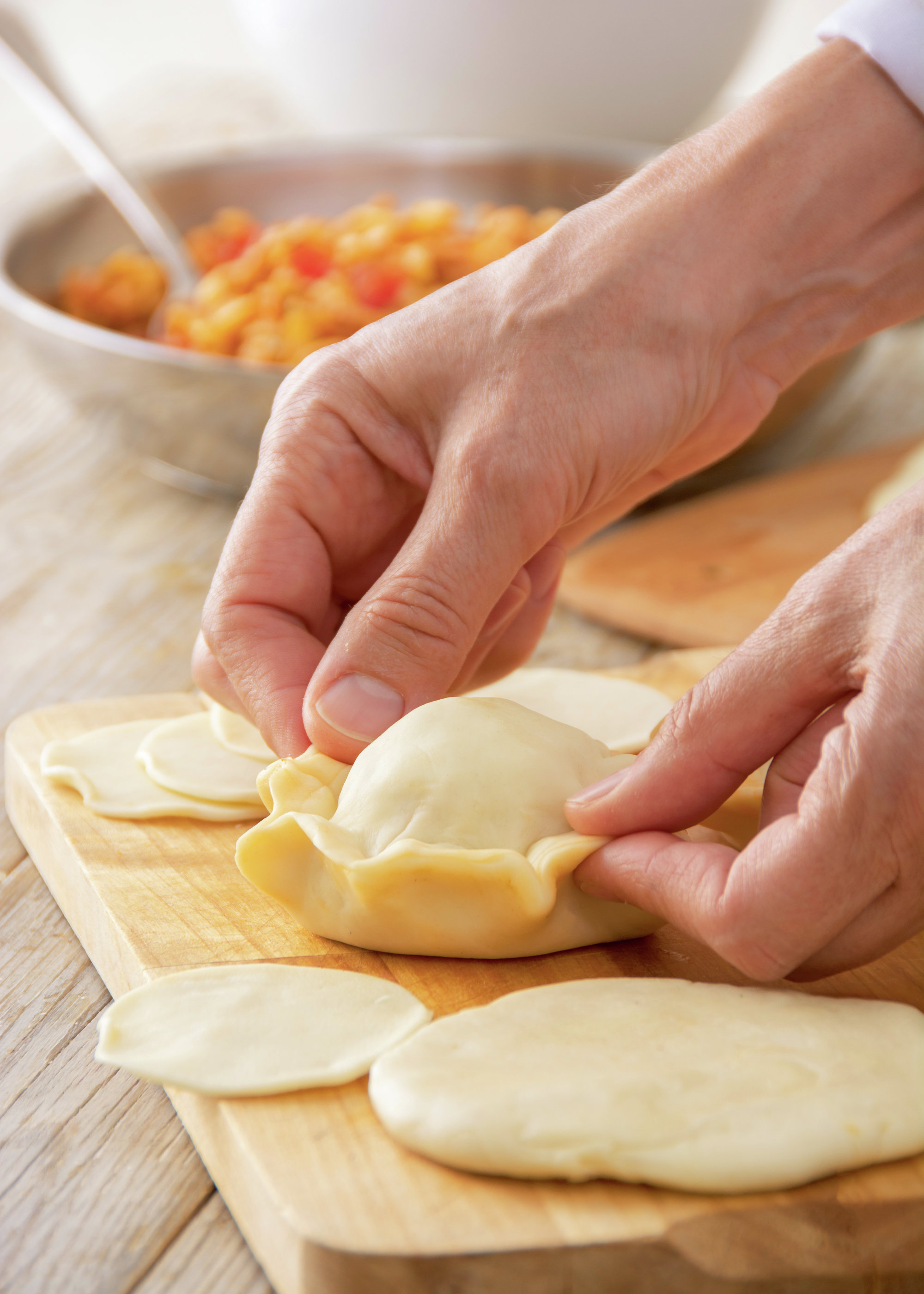 6. Forma las empanadillas