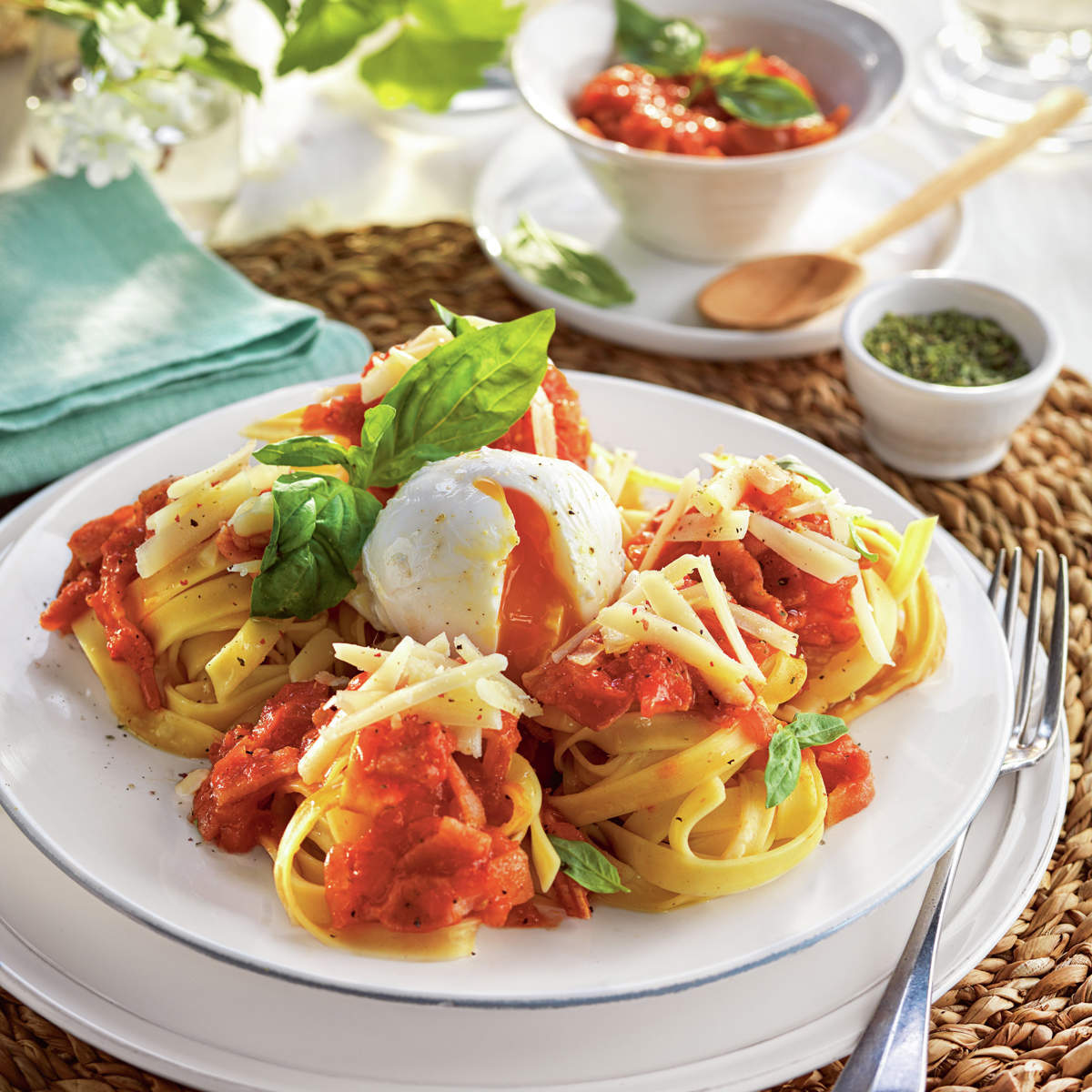  Nidos de pasta con tomate y huevo mollet