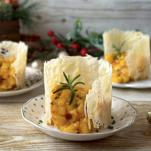 Tortilla de patatas y cebolla en crujiente de parmesano, una idea facilísima para sorprender a tus invitados esta Navidad