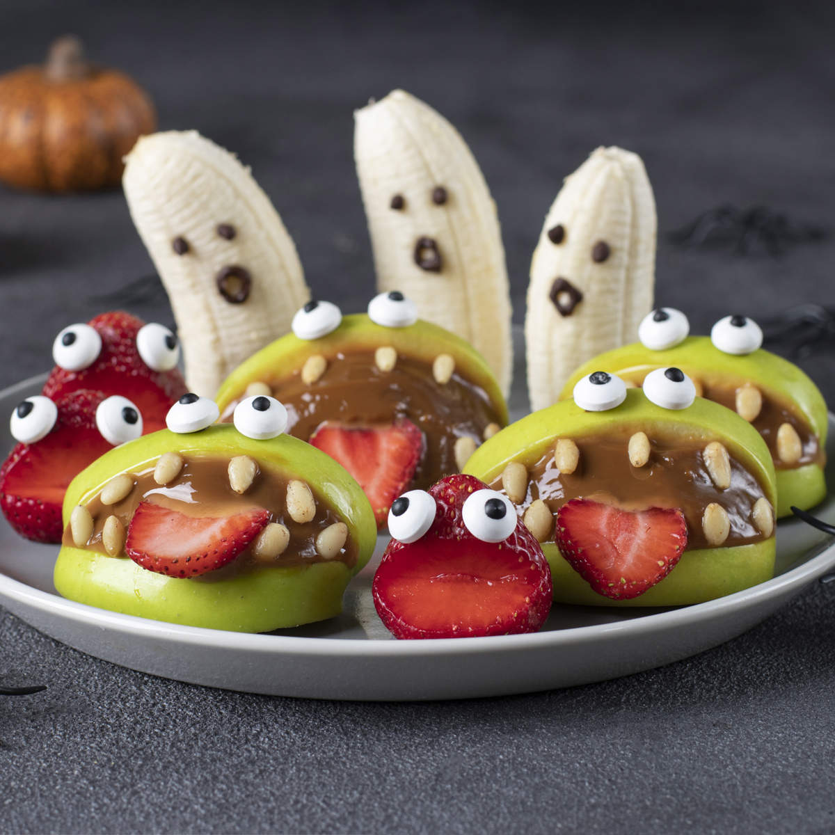 Merienda de Halloween con frutas monstruosas iStock 1500572290