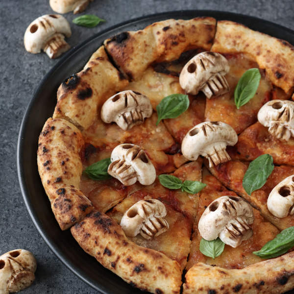 Pizza de Halloween con champiñones ¡en forma de calavera!