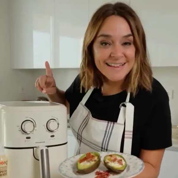 La receta de aguacate con huevos y jamón en airfryer de Toñi Moreno: fácil, saludable y deliciosa