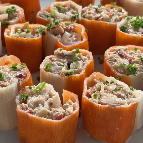 Rollitos de surimi rellenos de ensaladilla de atún, un aperitivo fácil y delicioso para Nochebuena y Navidad