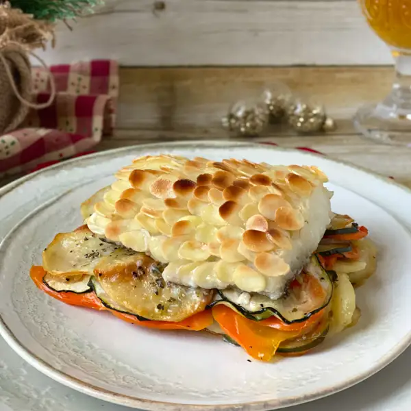 Bacalao con escamas de almendra sobre verduras asadas, una receta muy original para servir en Navidad 