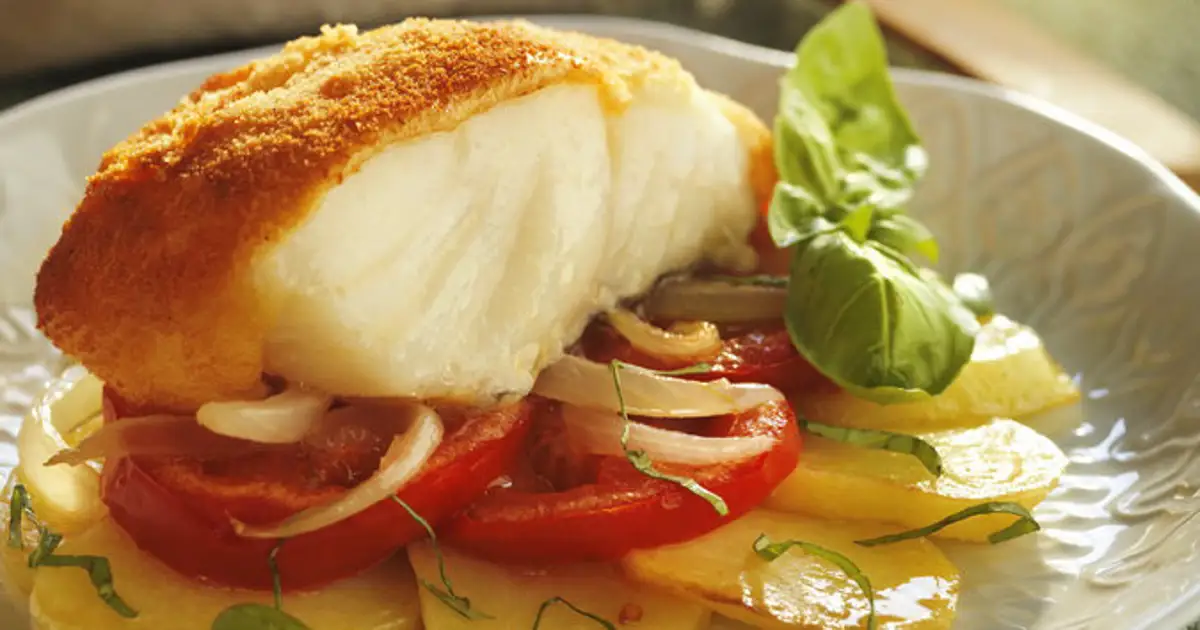 Bacalao Al Horno Con Costra Crujiente Y Lecho De Patata Cebolla Y Tomate