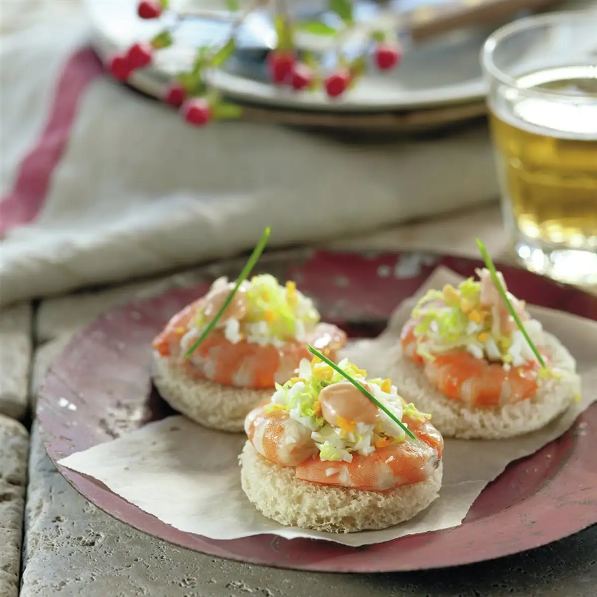 canapé de langostinos y huevo duro