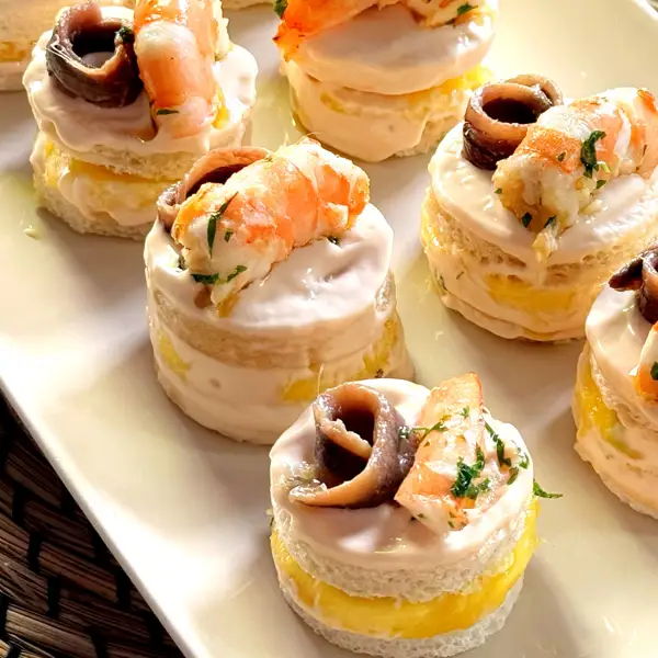 Canapés de mango, gamba y anchoa