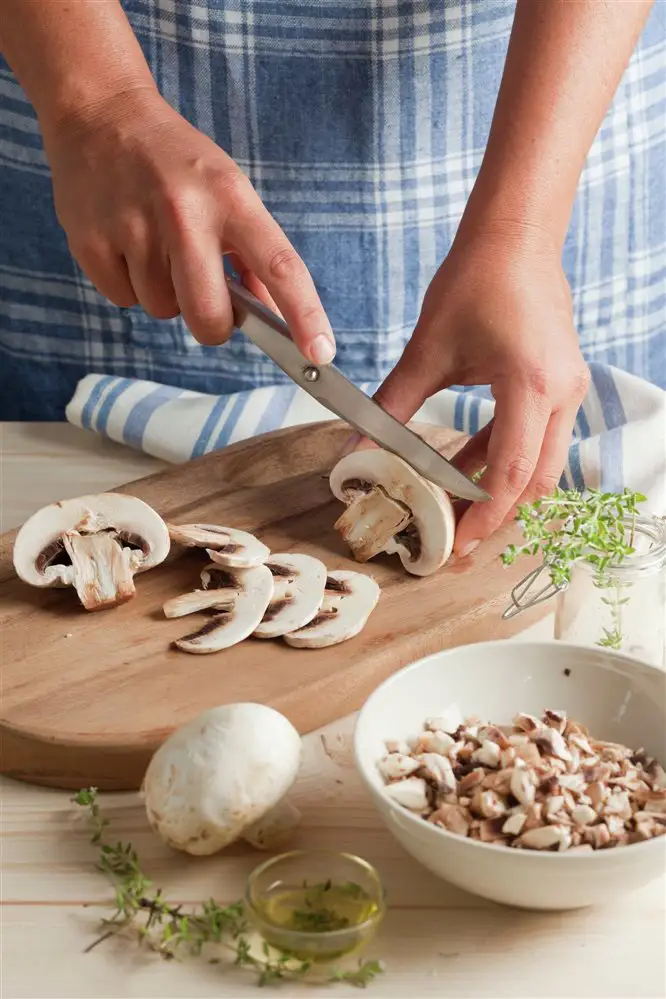 1. Corta champiñones, cebolleta y ajo