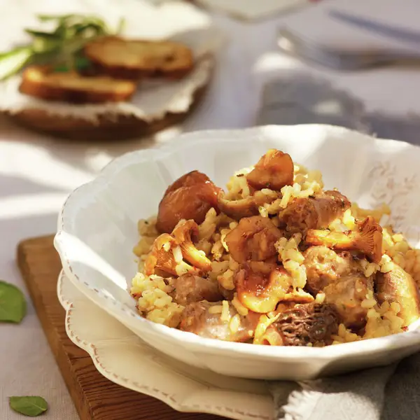 Arroz de otoño con setas, costilla, salchichas y castañas