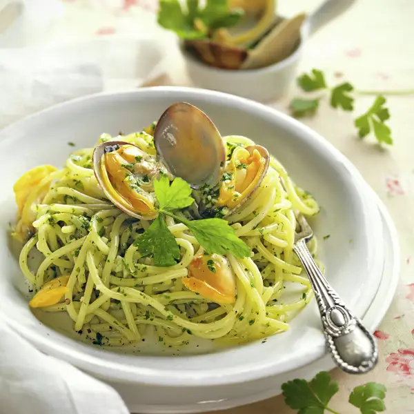 Espaguetis con almejas y salsita de ajo y perejil con vino