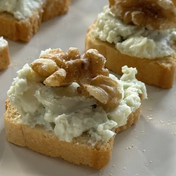 Canapés exprés de crema de roquefort con nueces, ¡en solo 5 minutos!