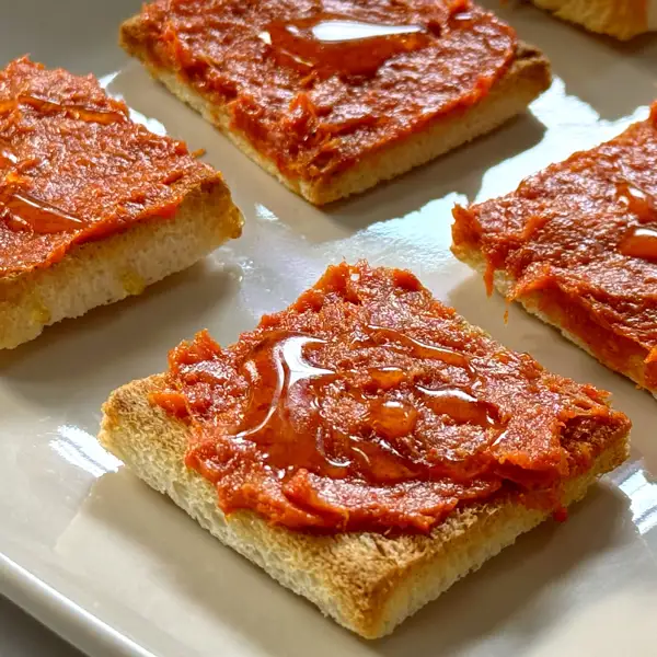 Canapés de sobrasada de Mallorca y miel, con pan de molde tostadito