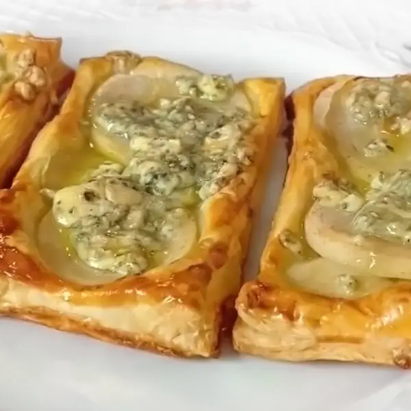 Aperitivo fácil para Navidad: hojaldre de pera y queso azul (¡con solo 4 ingredientes!)