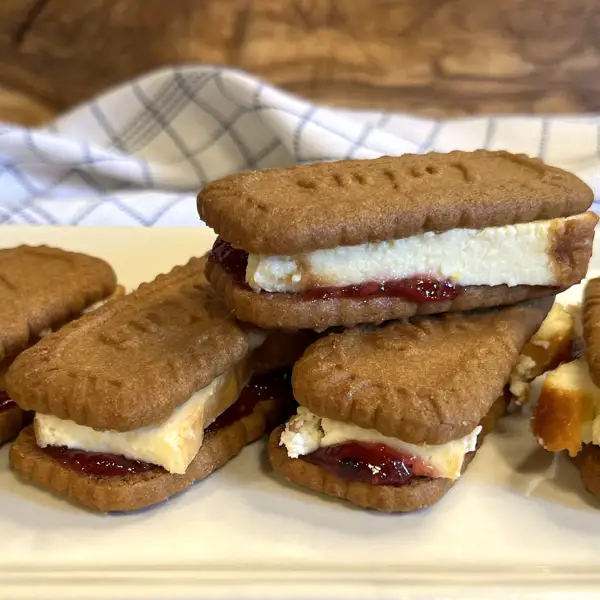 Sándwiches de galletas Lotus y tarta de queso, un postre fácil de aprovechamiento ¡en 5 minutos!