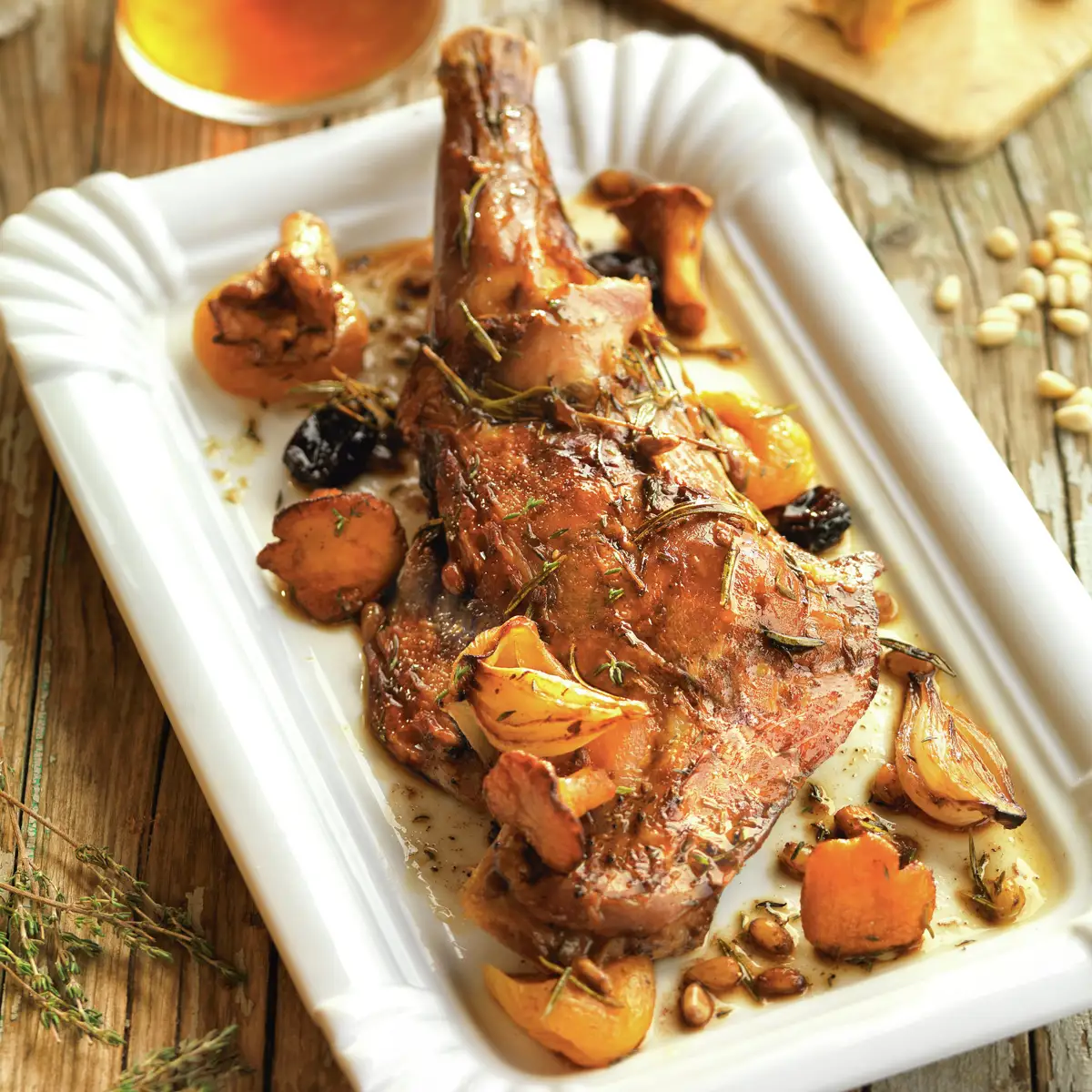 Cabrito con setas, pasas y piñones
