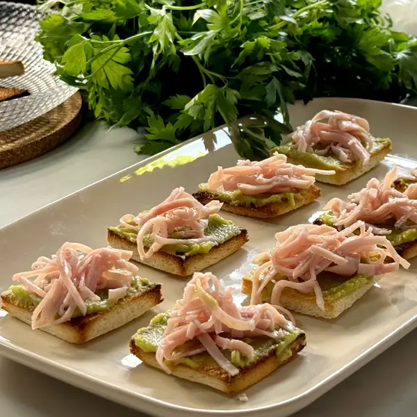 Canapés fríos en 10 minutos con aguacate y jamón york 