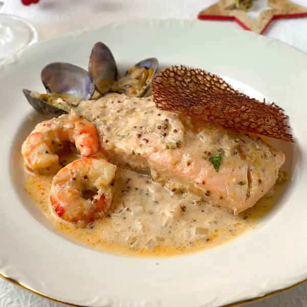 Salmón al cava con almejas, gambas y dentelle, un plato de lujo para triunfar esta Nochevieja