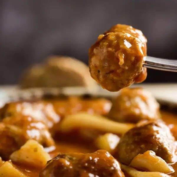 Albóndigas de choco en salsa, la receta andaluza perfecta para que los niños coman pescado