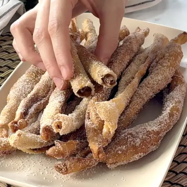 Canutillos fritos rellenos de chocolate, un postre fácil de la abuela con el toque del chef Enrique Sánchez