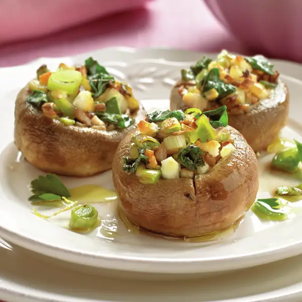 Champiñones rellenos con queso de cabra, espinacas y ajos tiernos