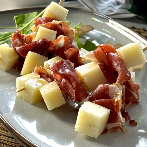 Brochetas de jamón ibérico y queso
