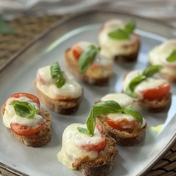 Canapés de tomate y mozzarella