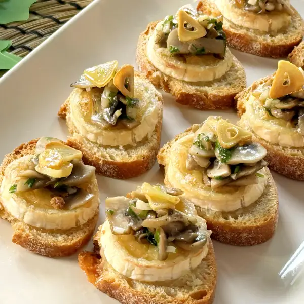 Canapés de queso de cabra con champiñones y ajitos, la idea más sabrosa