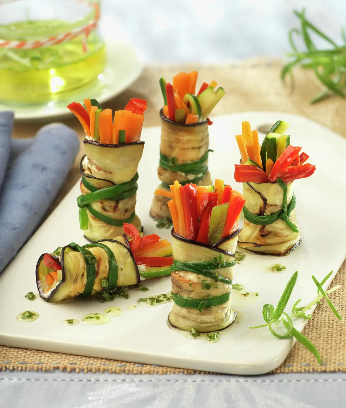 ROLLITOS DE BERENJENA CON VERDURITAS Y YOGUR.