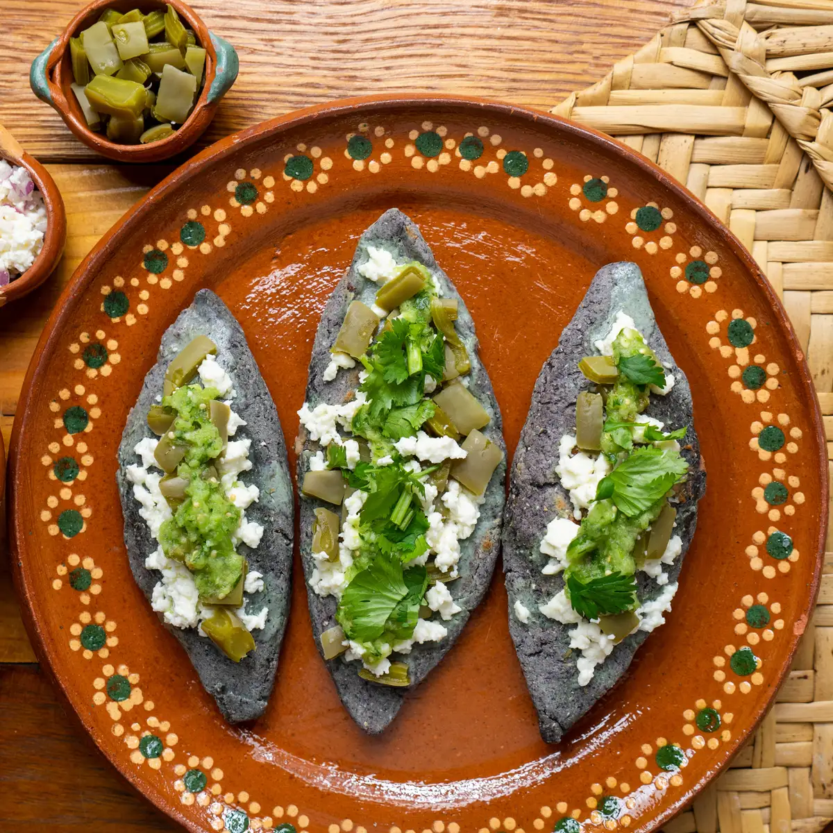 Tlacoyos mexicanos con salsa verde iStock 1071548546